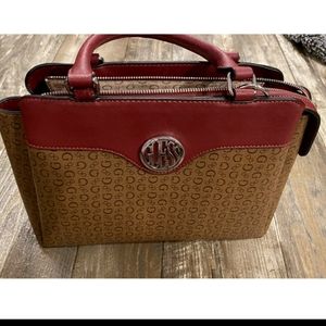 145-10) Guess women's satchel. NWOT.